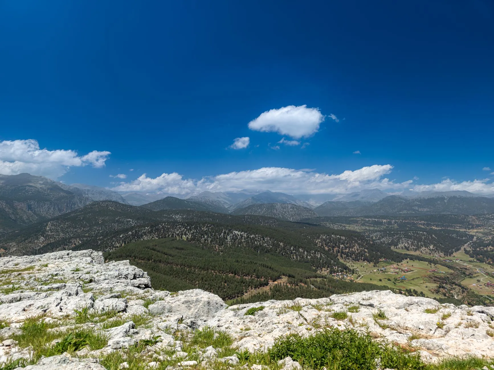 Çukurova, Türkiye — Spectacular landscape of the Taurus Mountains viewed from Gülek in Türkiye, under clear blue skies.