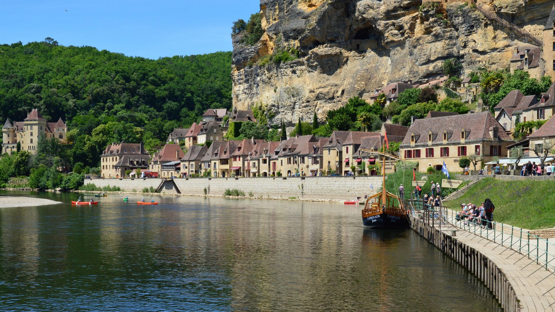 Bergerac and the Dordogne, France — Picturesque riverside village in Dordogne, France with historic buildings and lush greenery.