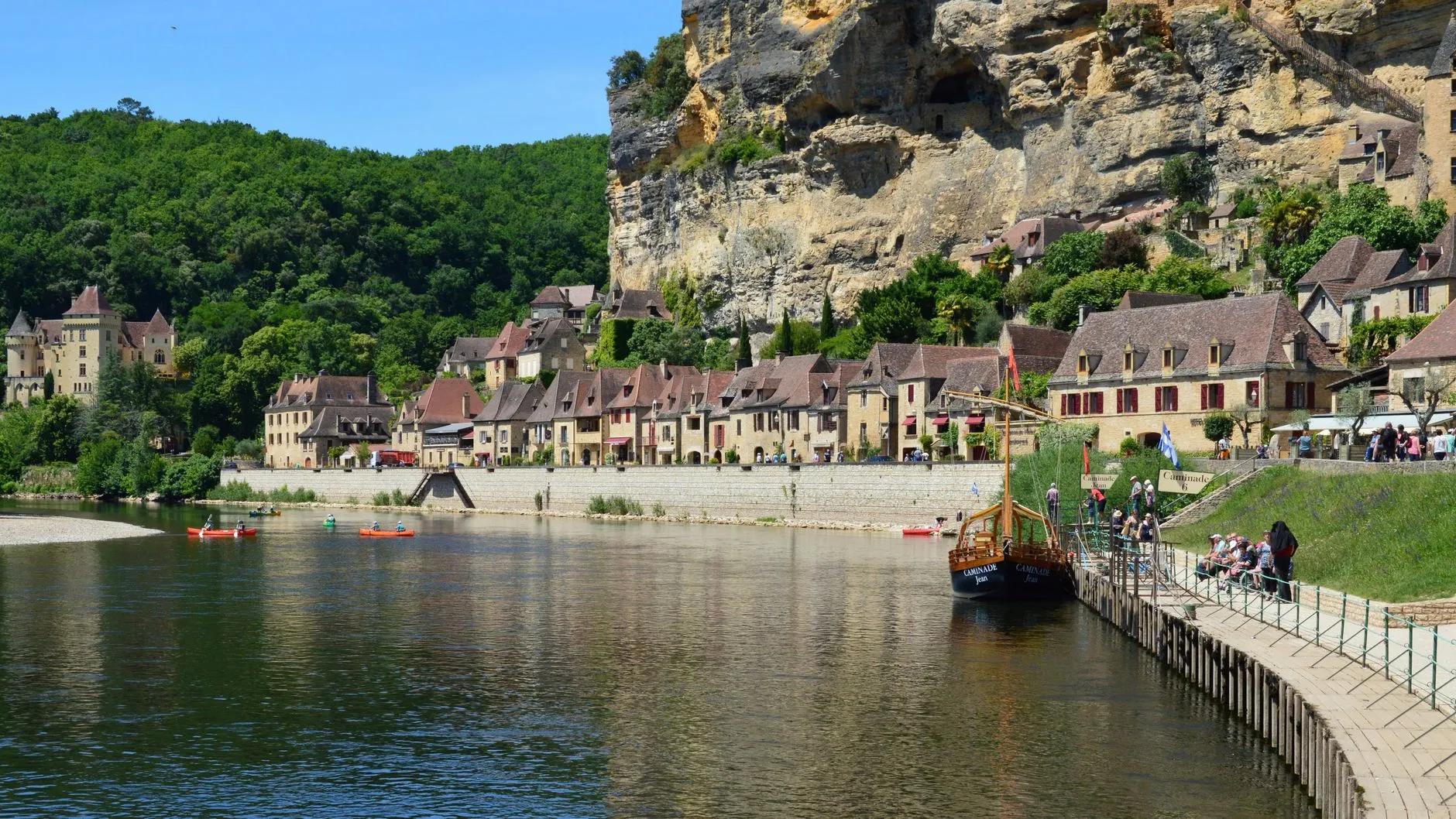 Bergerac and the Dordogne, France — Picturesque riverside village in Dordogne, France with historic buildings and lush greenery.