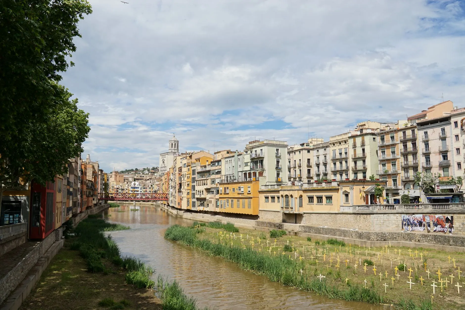 Girona, Spain — Picturesque urban scene with vibrant houses along the Onyar River in Girona, Spain.