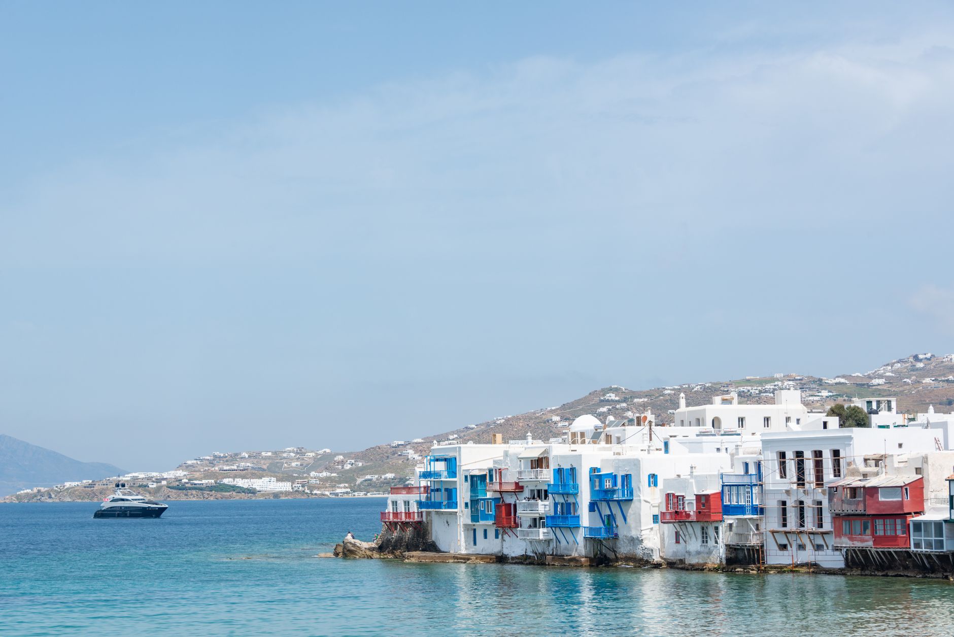 Mykonos, Greece — Picturesque view of white and blue coastal buildings in Mykonos' Little Venice, Greece.