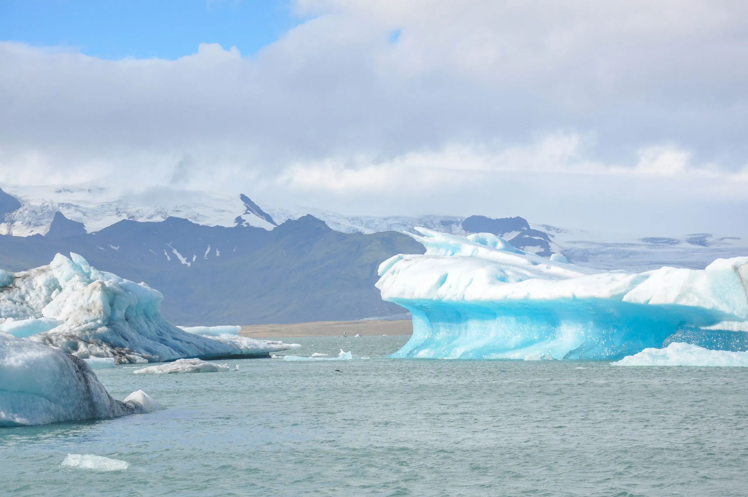 Jökulsárlón glacier lagoon, Iceland — turquoise icebergs below the Vatnajökull ice cap on a clear day