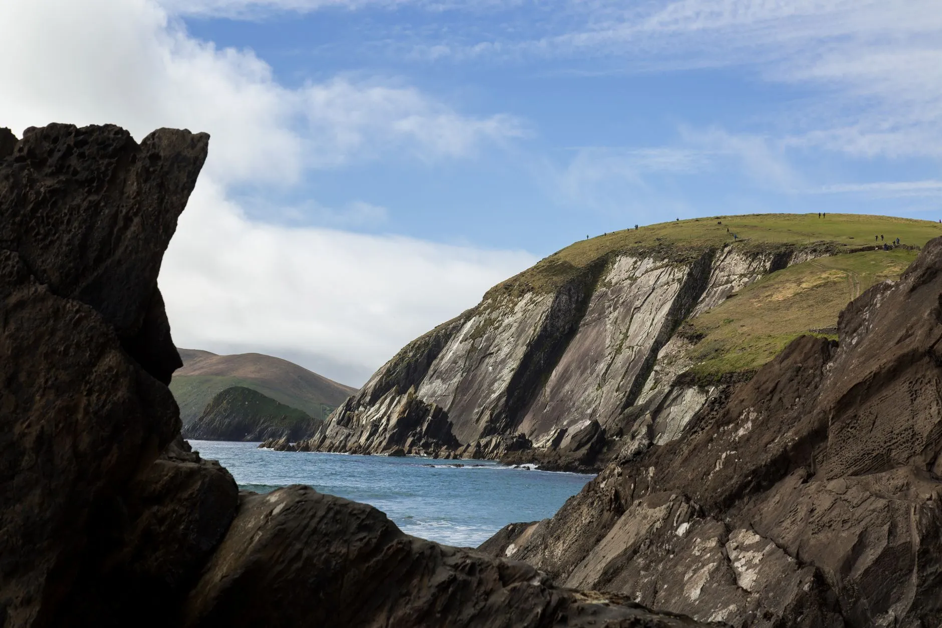County Kerry, Ireland — Breathtaking view of the rugged cliffs along Dingle Peninsula, Ireland under a bright blue sky.