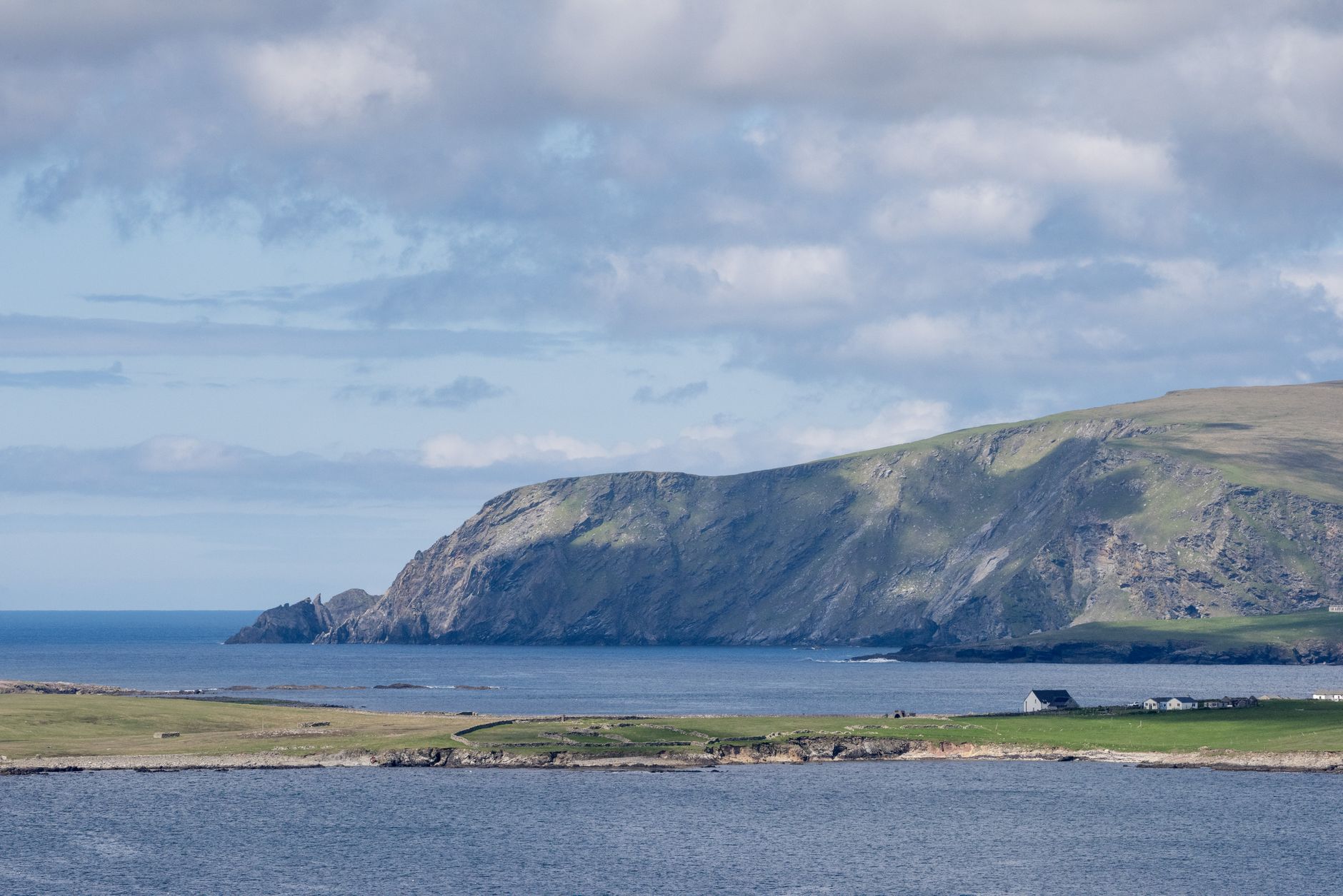 Shetland, Scotland — Breathtaking coastal landscape of Shetland, Scotland with cliffs and ocean.