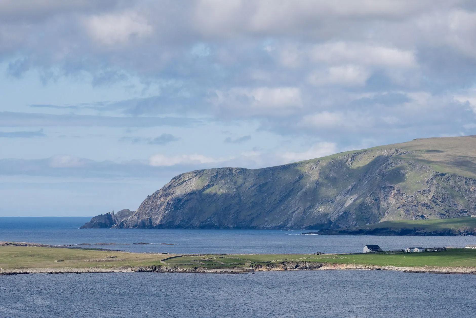 Shetland, Scotland — Breathtaking coastal landscape of Shetland, Scotland with cliffs and ocean.
