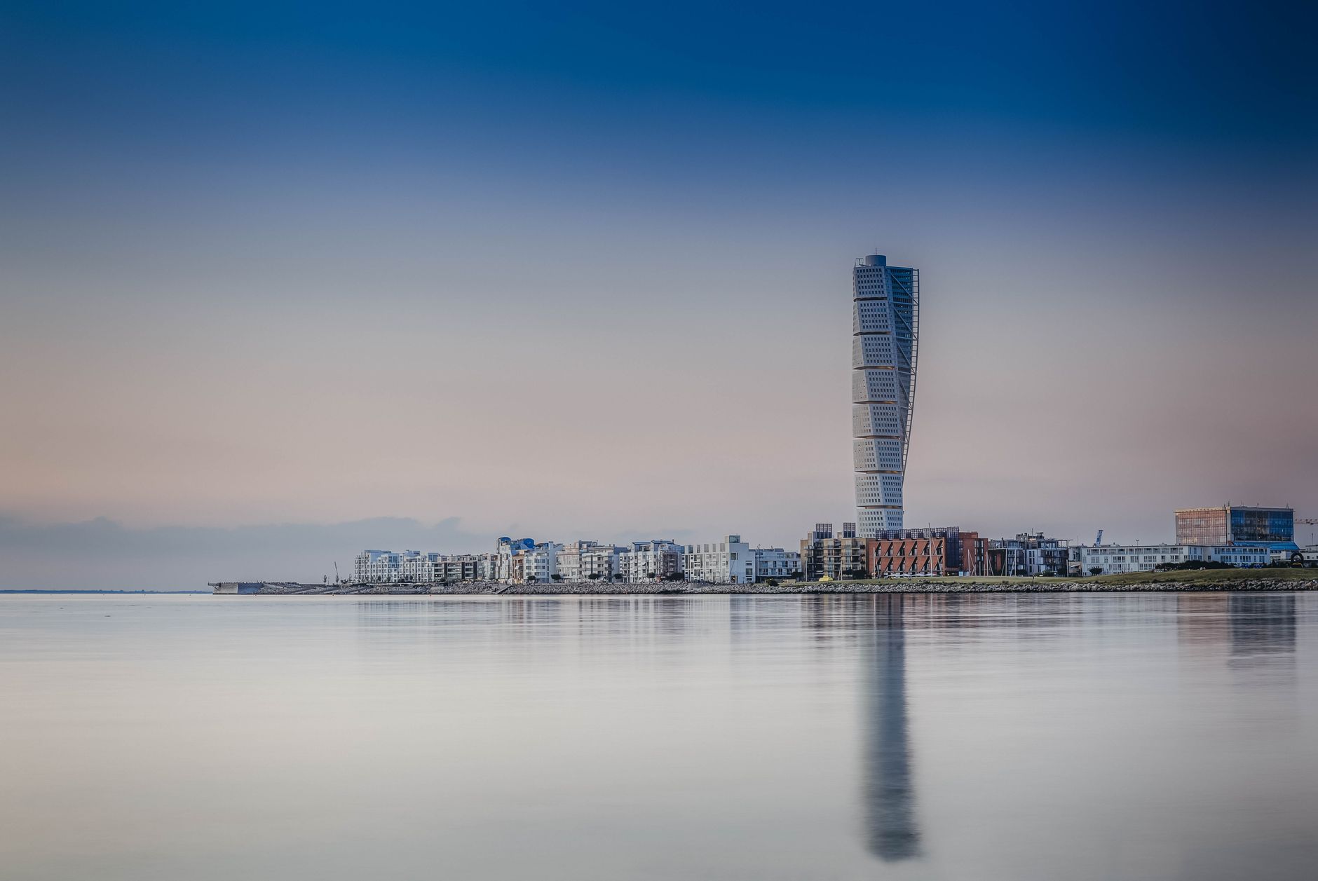 Malmo, Sweden — Scenic view of Turning Torso tower reflecting on calm sea in Malmö, Sweden.