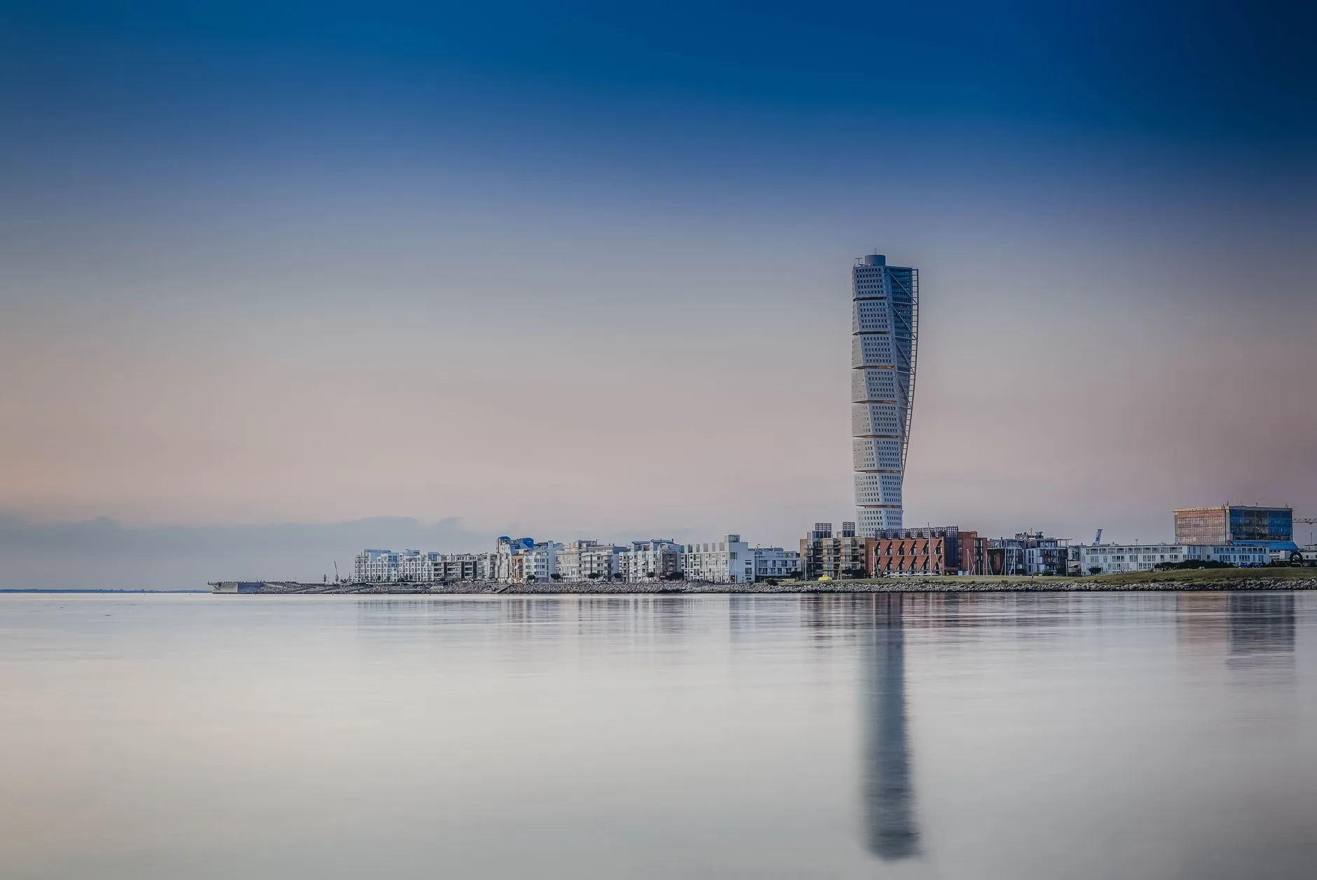 Malmo, Sweden — Scenic view of Turning Torso tower reflecting on calm sea in Malmö, Sweden.