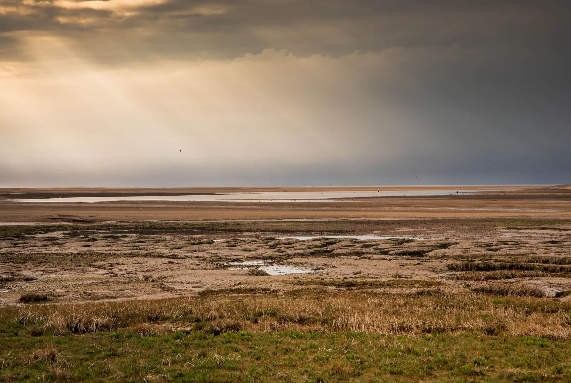 Norwich, Norfolk — Captivating beach view in Norfolk, England with sun rays breaking through clouds over the coast.