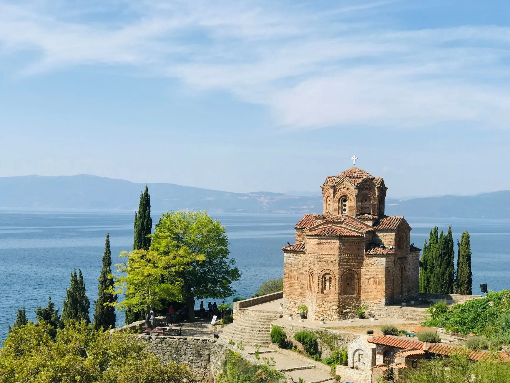 Ohrid, North Macedonia — Beautiful view of the historic Saint John at Kaneo Church beside Lake Ohrid in North Macedonia.