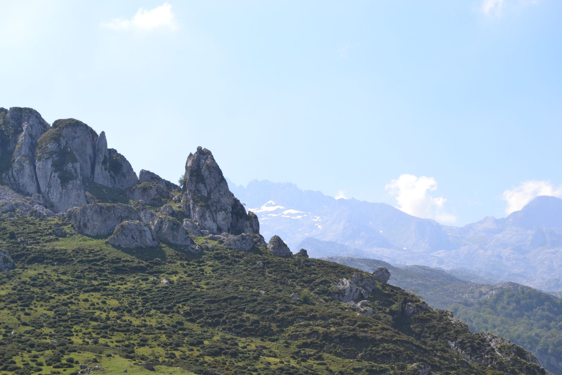 Asturias, Spain — Stunning landscape of Picos de Europa mountains in Asturias, perfect for adventure and travel enthusiasts.