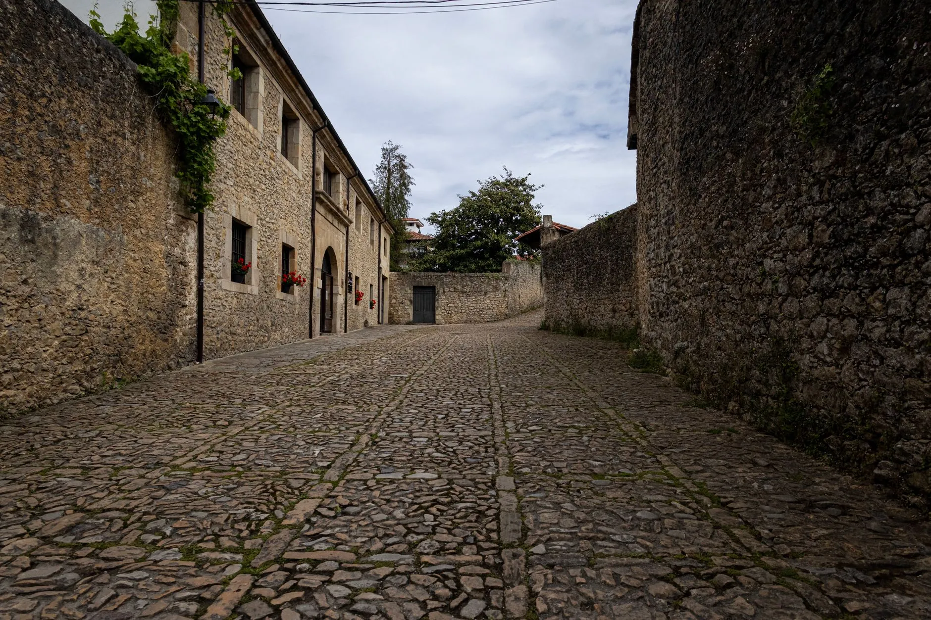 Santander, Spain — Stone buildings and cobblestone street in Santillana del Mar, Cantabria.