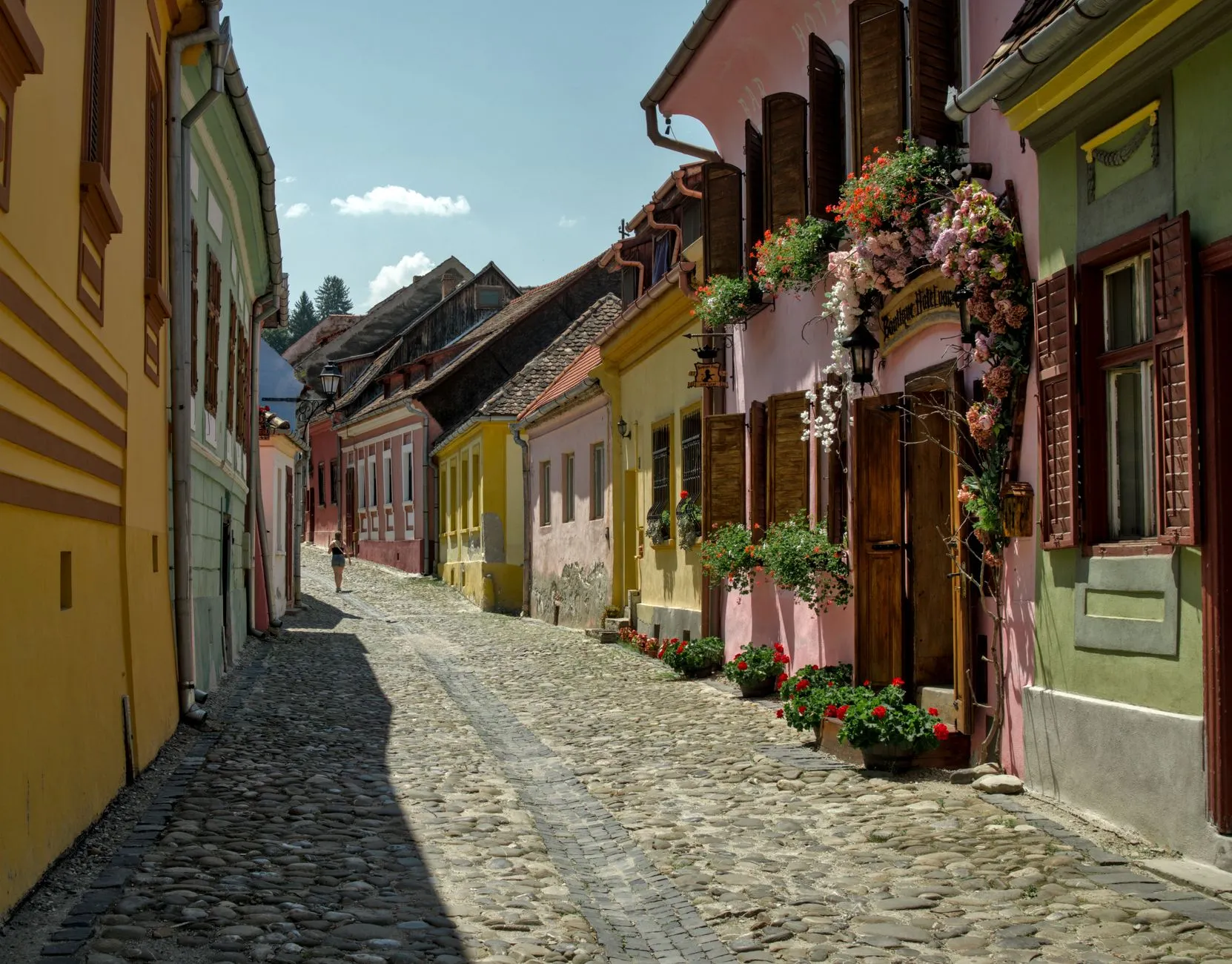 Targu Mures, Romania — Picturesque old street with colorful medieval buildings in Sighișoara, Romania.